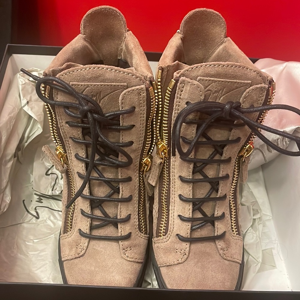Sneaker boots